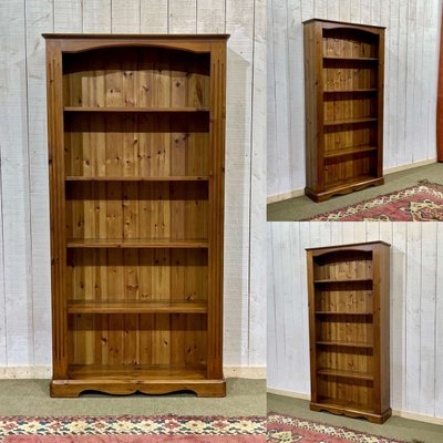 Modernes Bücherregal aus Tannenholz