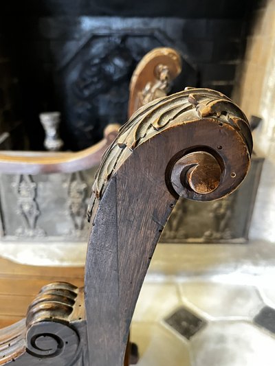 Fauteuil curule, ou Dagobert, noyer massif, 19ème siècle