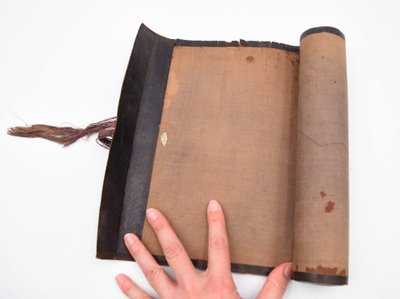 Zusammenrollbares, zylindrisches Schreibetui für Reisen oder den Einsatz auf dem Land, gefertigt aus marokkanischem Leder im Stil des Ersten Kaiserreichs.