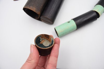 Zusammenrollbares, zylindrisches Schreibetui für Reisen oder den Einsatz auf dem Land, gefertigt aus marokkanischem Leder im Stil des Ersten Kaiserreichs.