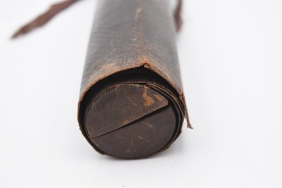 Zusammenrollbares, zylindrisches Schreibetui für Reisen oder den Einsatz auf dem Land, gefertigt aus marokkanischem Leder im Stil des Ersten Kaiserreichs.