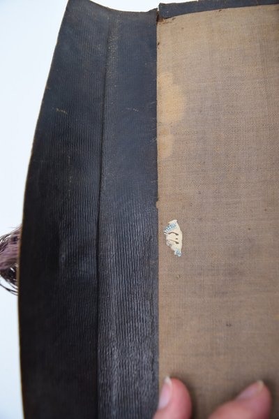 Zusammenrollbares, zylindrisches Schreibetui für Reisen oder den Einsatz auf dem Land, gefertigt aus marokkanischem Leder im Stil des Ersten Kaiserreichs.