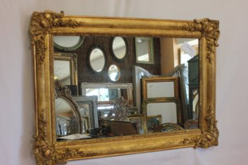 Refined and refined molding for this pair of Napoleon III beaded medallions, original gold leaf finish. Can be placed in both directions.  Reference: Demeter
