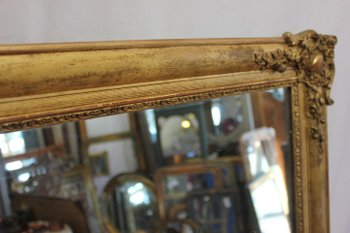 Refined and refined molding for this pair of Napoleon III beaded medallions, original gold leaf finish. Can be placed in both directions.  Reference: Demeter