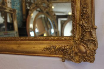 Refined and refined molding for this pair of Napoleon III beaded medallions, original gold leaf finish. Can be placed in both directions.  Reference: Demeter