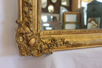 Refined and refined molding for this pair of Napoleon III beaded medallions, original gold leaf finish. Can be placed in both directions.  Reference: Demeter