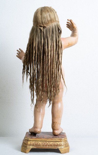 Sculpture napolitaine antique en bois polychrome représentant un Enfant bénissant. XVIIIe siècle.