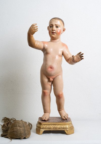 Sculpture napolitaine antique en bois polychrome représentant un Enfant bénissant. XVIIIe siècle.