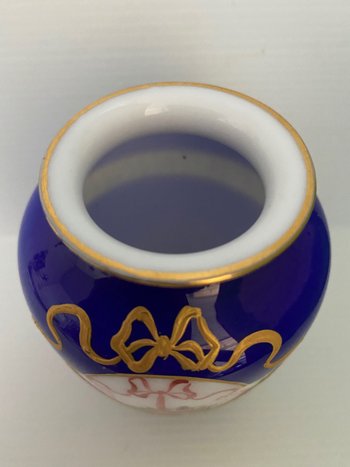 DOUBLE LAYER VASE IN OPALINE OF SAINT LOUIS
