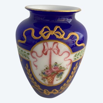 DOUBLE LAYER VASE IN OPALINE OF SAINT LOUIS