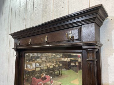 Armadio in rovere di fine Ottocento con fioriera