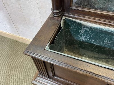 Armadio in rovere di fine Ottocento con fioriera