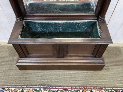 Armadio in rovere di fine Ottocento con fioriera
