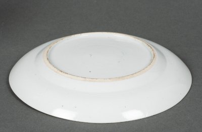 Assiette en porcelaine Canton XIXe décor de papillons