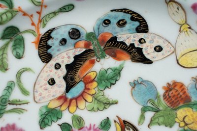 Assiette en porcelaine Canton XIXe décor de papillons