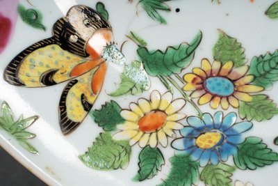 Assiette en porcelaine Canton XIXe décor de papillons