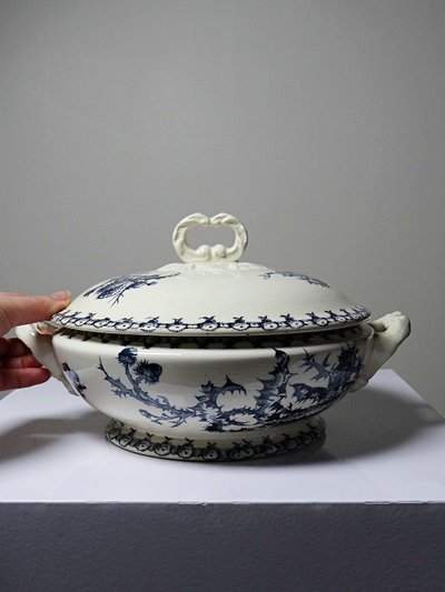 Soupière ancienne 1890-1910 porcelaine opaque terre de fer Gien modèle Chardons