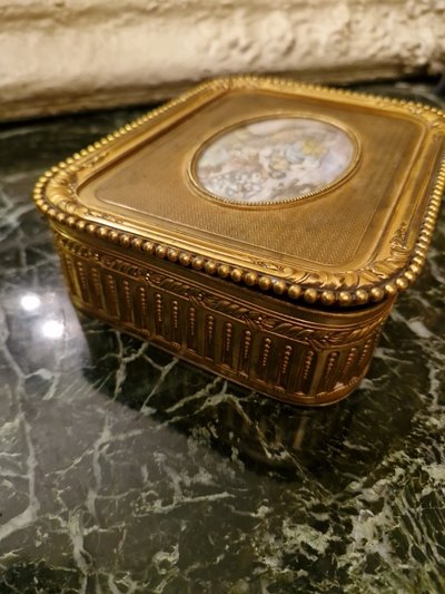 Bronzekästchen mit Dekor einer galanten Szene Napoleon III.