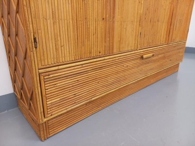 Mobile contenitore vintage in rattan e legno chiaro degli anni '60