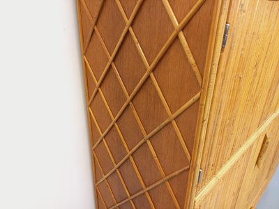 Mobile contenitore vintage in rattan e legno chiaro degli anni '60