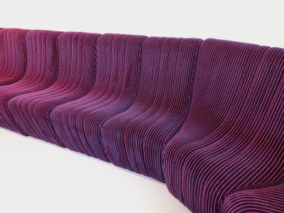 Canapé modulable vintage Snake composé de 11 modules chauffeuses et 3 poufs