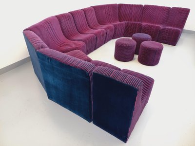Canapé modulable vintage Snake composé de 11 modules chauffeuses et 3 poufs