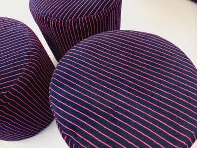 Canapé modulable vintage Snake composé de 11 modules chauffeuses et 3 poufs
