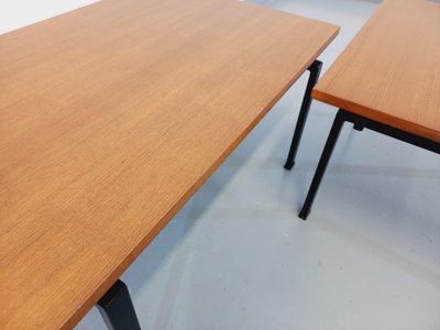 Suite di due tavolini modernisti vintage in teak e metallo nero