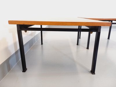 Suite di due tavolini modernisti vintage in teak e metallo nero