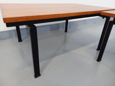 Suite di due tavolini modernisti vintage in teak e metallo nero
