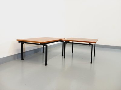 Suite di due tavolini modernisti vintage in teak e metallo nero