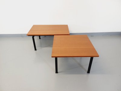 Suite di due tavolini modernisti vintage in teak e metallo nero