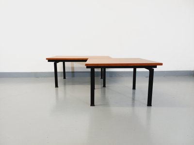 Suite di due tavolini modernisti vintage in teak e metallo nero