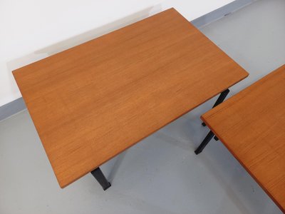 Suite di due tavolini modernisti vintage in teak e metallo nero
