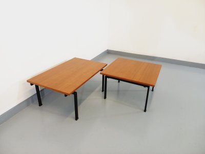 Suite di due tavolini modernisti vintage in teak e metallo nero