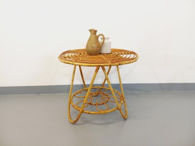 Tavolino rotondo con piano portariviste in rattan vintage degli anni '60