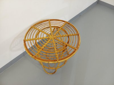 Tavolino rotondo con piano portariviste in rattan vintage degli anni '60