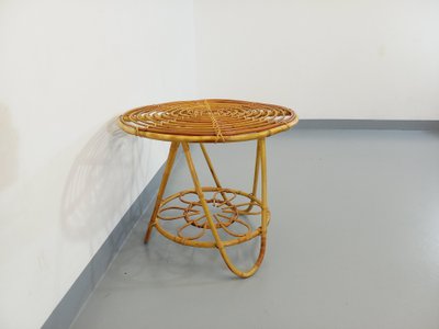 Tavolino rotondo con piano portariviste in rattan vintage degli anni '60