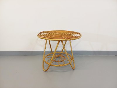 Tavolino rotondo con piano portariviste in rattan vintage degli anni '60