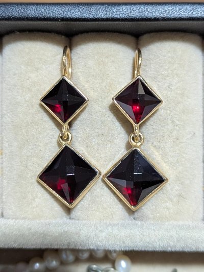 Orecchini pendenti in oro 18k e granati di Perpignan, 6,41 g CIRCA 2000