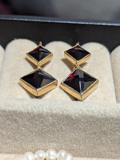 Orecchini pendenti in oro 18k e granati di Perpignan, 6,41 g CIRCA 2000