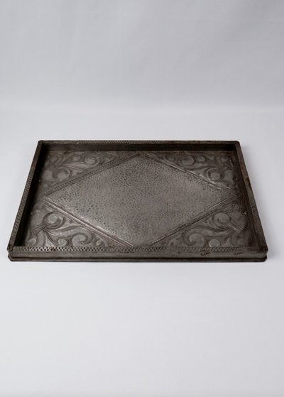 Vassoio da portata Art Déco in legno e peltro martellato, circa 1910
