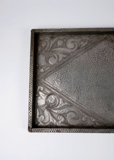 Vassoio da portata Art Déco in legno e peltro martellato, circa 1910