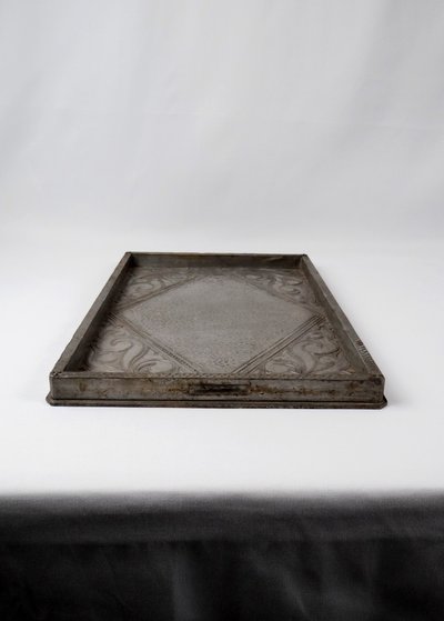 Vassoio da portata Art Déco in legno e peltro martellato, circa 1910