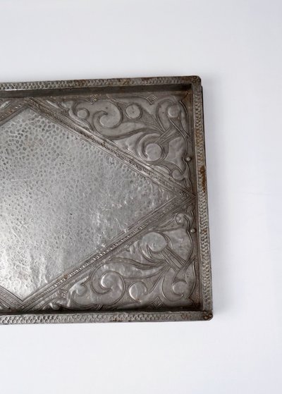 Vassoio da portata Art Déco in legno e peltro martellato, circa 1910