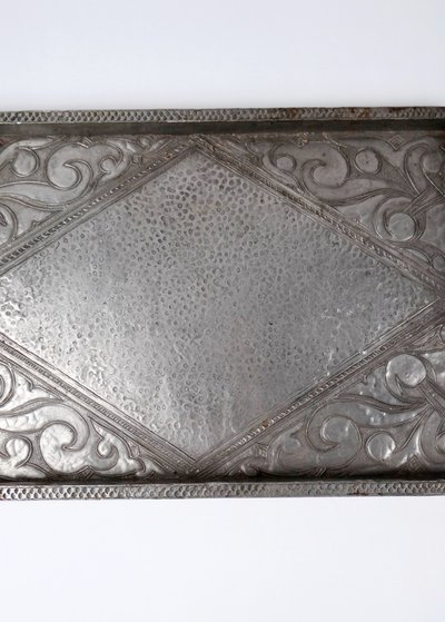 Vassoio da portata Art Déco in legno e peltro martellato, circa 1910