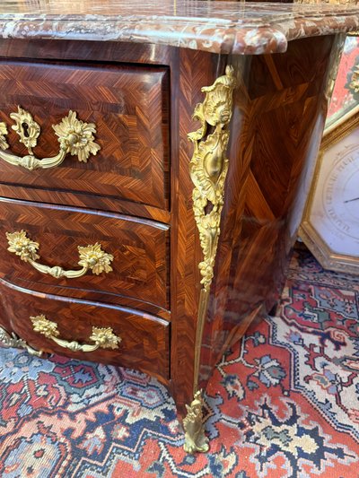 COMMODE ARBALETE D’EPOQUE LOUIS XV – 18ème