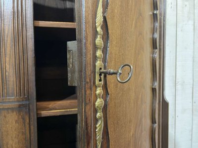 Credenza a due ante in rovere e castagno, lavorazione bretone della fine del XVIII secolo