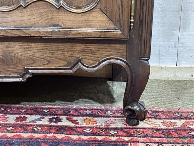 Credenza a due ante in rovere e castagno, lavorazione bretone della fine del XVIII secolo