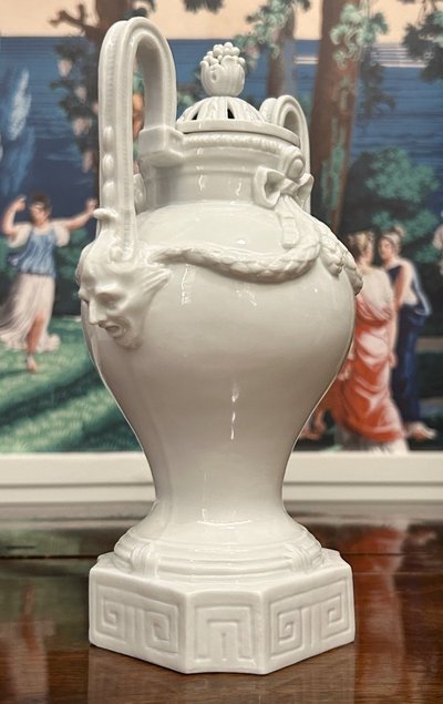 MEISSEN – Porcelain perfume burner vase, 18th century